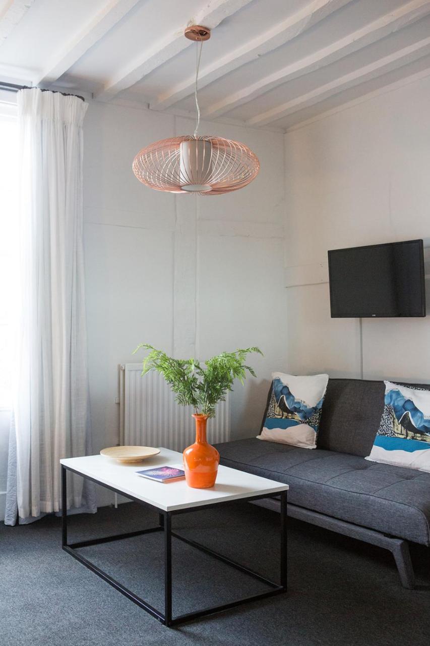 Whitehouse Rye Bed and Breakfast Exteriör bild A living room with a flat screen television